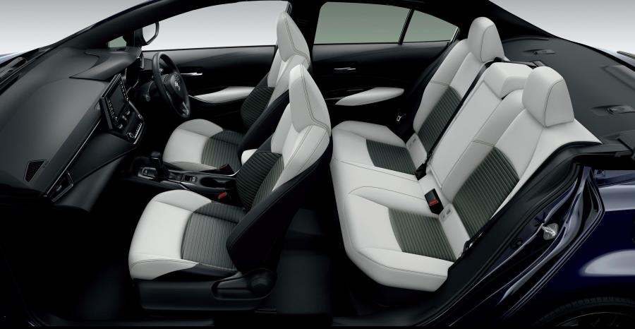 Интерьер Toyota Corolla Hybrid WxB 2019 года  (JP) (фото 8 из 13)
